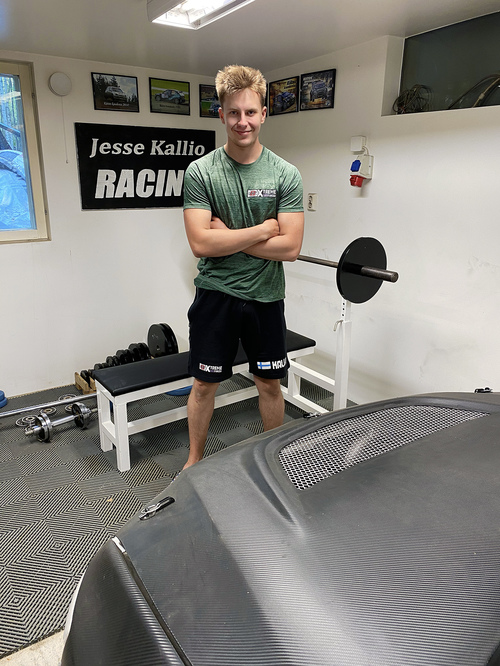 Jesse Kallio autotallisalilta kauden aloitukseen Ruotsiin Flying